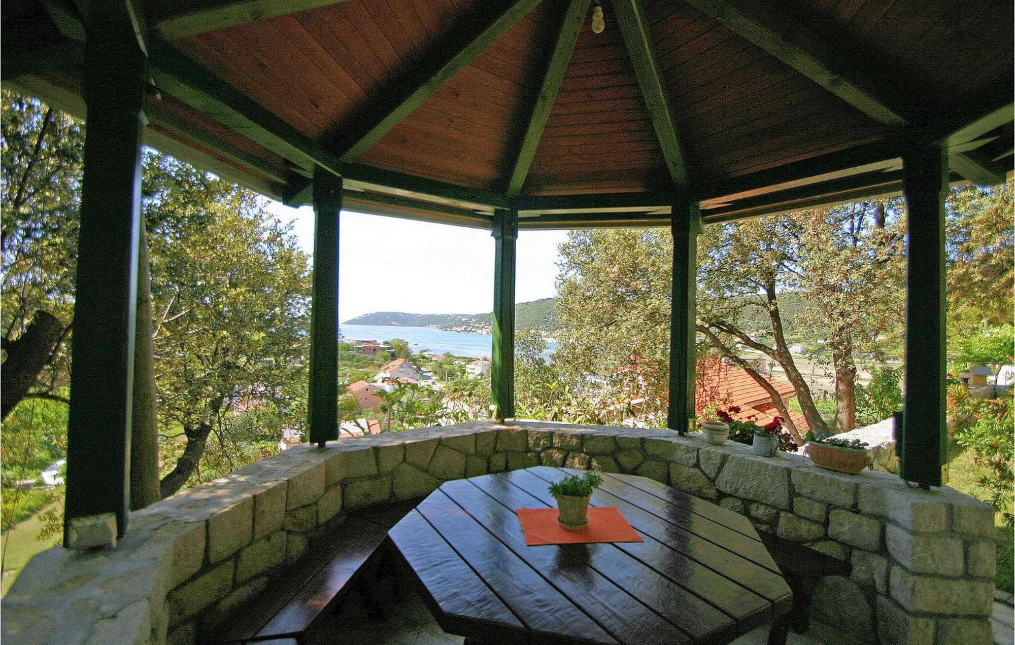 1 Bedroom Awesome Apartment In Supetarska Draga Εξωτερικό φωτογραφία