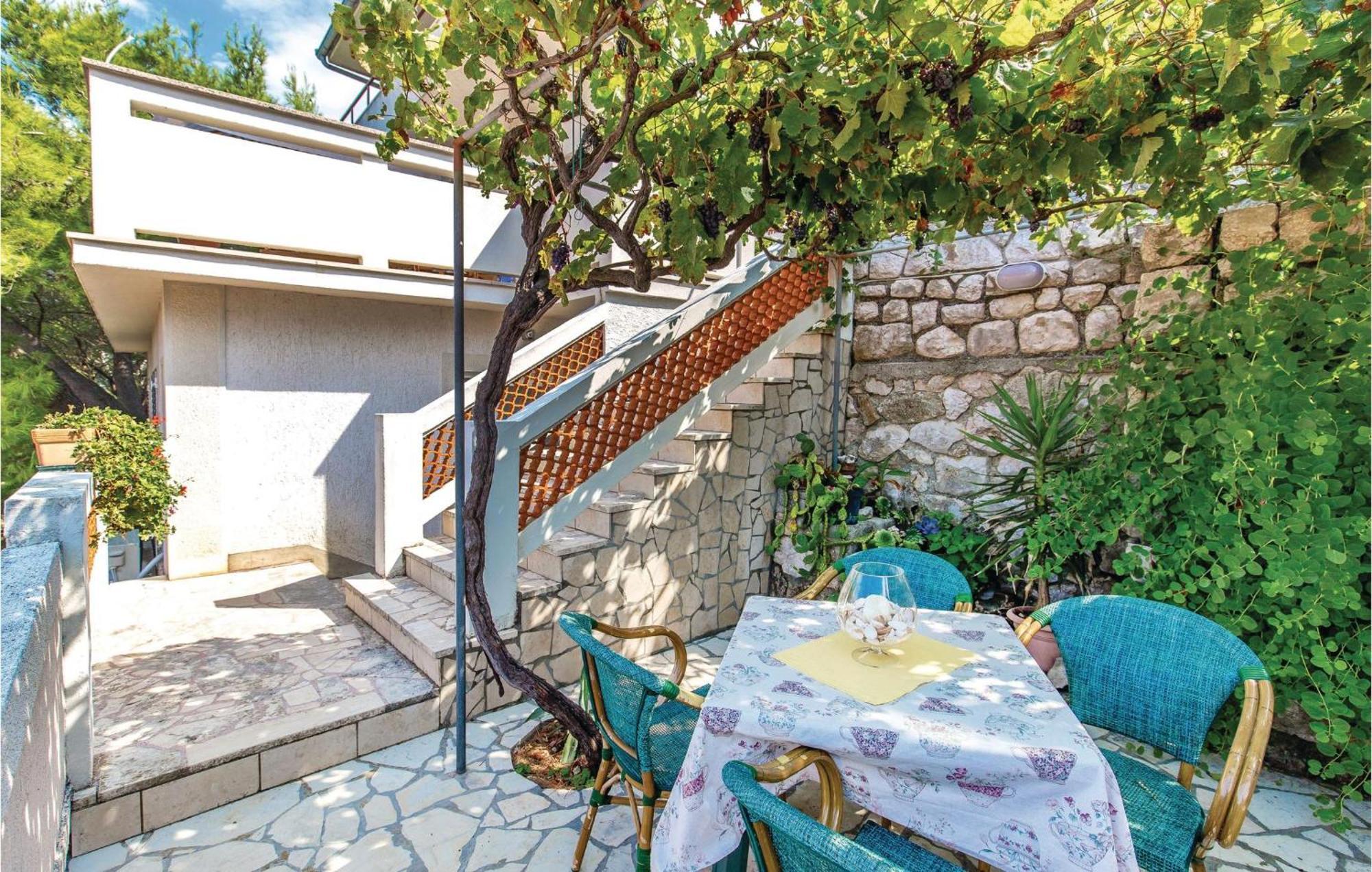 1 Bedroom Awesome Apartment In Supetarska Draga Εξωτερικό φωτογραφία