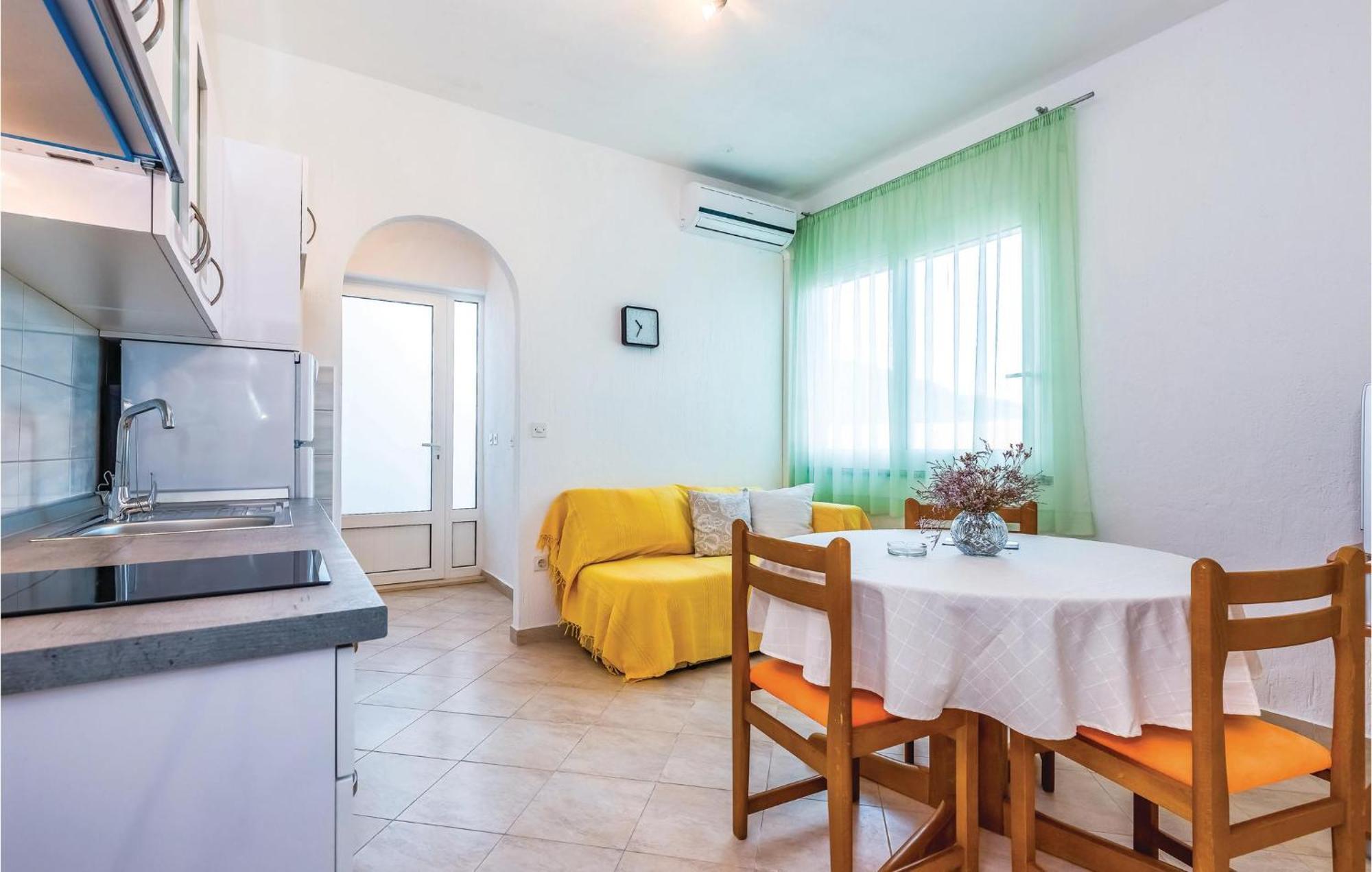 1 Bedroom Awesome Apartment In Supetarska Draga Εξωτερικό φωτογραφία